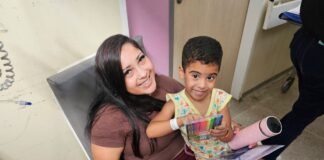Kits para colorir são entregues a crianças atendidas no Hospital Regional de Santa Maria