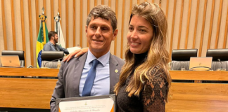 Servidor referência na modernização administrativa da CLDF recebe Título de Cidadão Benemérito de Brasília