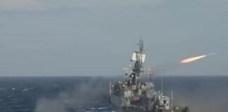 Aeronaves e navios de guerra russos caçam submarinos durante exercícios navais