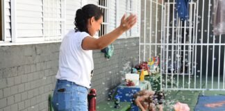Estudantes com TEA de Taguatinga têm momento de diversão em banho de chuveiro no pátio
