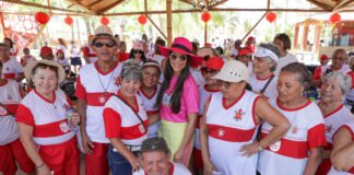 Idosos têm dia de lazer em ação social da campanha Vem Brincar Comigo no festival Na Praia