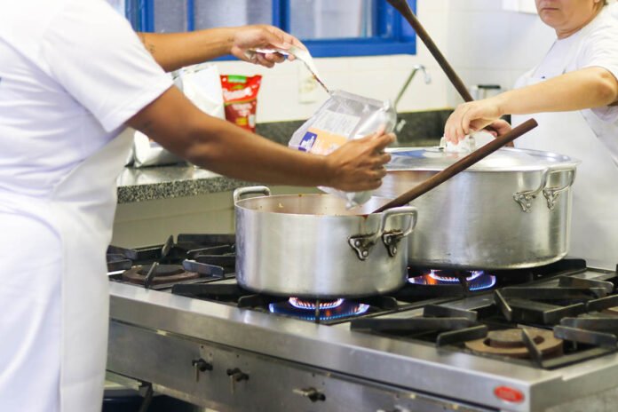 Cozinheiro-Foto-Divulgacao-SEEDF.jpg