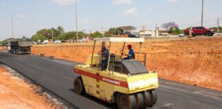 Equipes iniciam pavimentação das alças de acesso ao Viaduto do Riacho Fundo