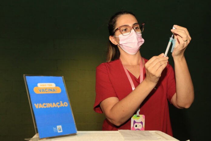 Vacinacao-sabado-Foto-Sandro-Araujo_Agencia-Saude-DF.jpg
