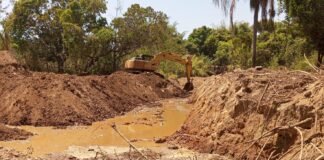 Córrego do Urubu recebe ação preventiva para a chegada das chuvas