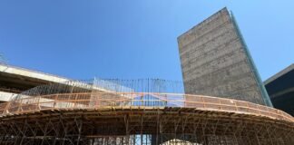 Equipes trabalham na construção de passarela em obra de nova sede de tribunal