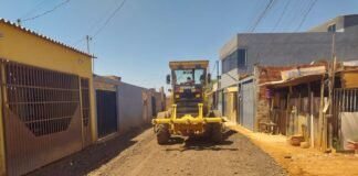 Vias não pavimentadas do Setor de Chácara Lúcio Costa passam por nivelamento
