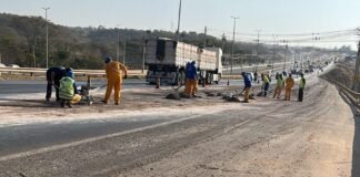 Caminhão é autuado por deixar vazar quase três toneladas de concreto na BR-020