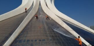 Catedral recebe trabalho de limpeza da área externa