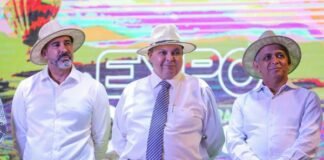 Distritais participam de abertura da Expoabra 2024