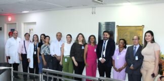 Placa da inauguração do Hospital de Base é instalada em novo local