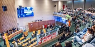 Deputados prestam apoio aos odontologistas em greve no DF