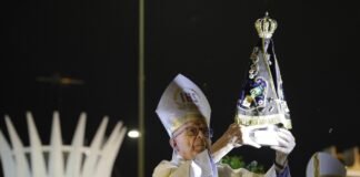 Festa de Nossa Senhora Aparecida, padroeira de Brasília, reúne centenas na Esplanada dos Ministérios