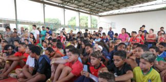 Selecionadas para projeto, crianças do Sol Nascente têm tarde com Zico