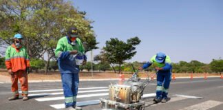 Governo trabalha na limpeza e pintura de mais de 4,4 mil faixas de pedestres antes das chuvas