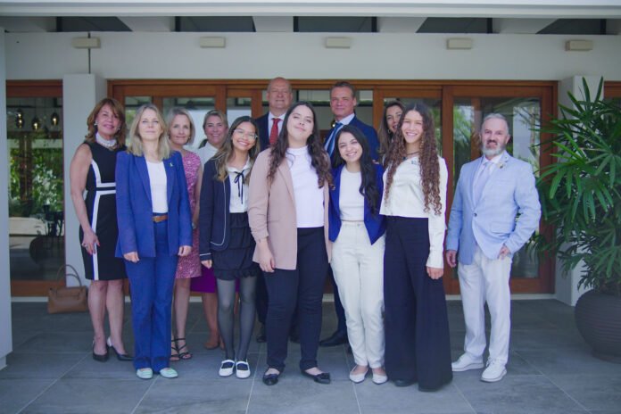 Embaixadores-com-meninas-e-equipe-da-Serinter.jpg