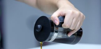 Beber o tradicional cafezinho traz efeitos positivos e negativos para a saúde