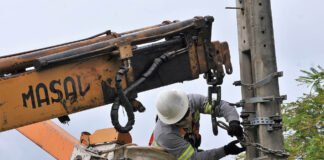 Endereços de Sobradinho e São Sebastião sem energia para manutenção e troca de poste