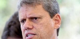 À CNN, Tarcísio diz que é “leal” e estará com Bolsonaro em 2026
