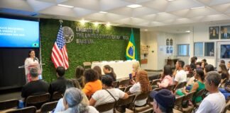Participantes do Programa Acolher Eles e Elas visitam a Embaixada dos Estados Unidos