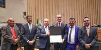 Ministro Cristiano Zanin, do STF, recebe título de Cidadão Honorário de Brasília