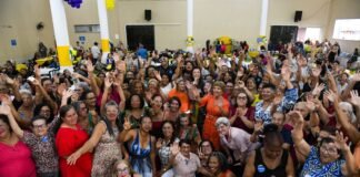Baile do Projeto Viver 60 + atrai 700 pessoas idosas proporcionando bem-estar e diversão