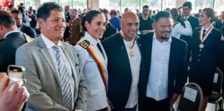 Deputados distritais recebem maior honraria da Polícia Militar do DF