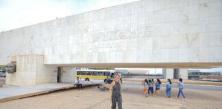 Projeto promove mais de 7 mil visitas guiadas gratuitas à Praça dos Três Poderes