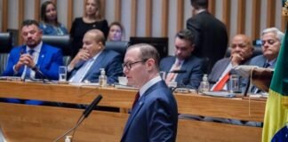 Cristiano Zanin, ministro do STF, é homenageado com o título de Cidadão Honorário de Brasília