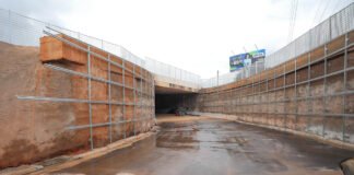 Obra do Viaduto do Riacho Fundo recebe pavimentação e equipes iniciam sinalização