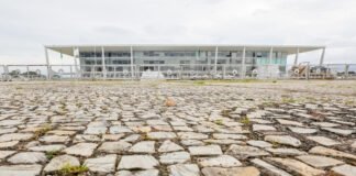 Pedras portuguesas da Praça dos Três Poderes começam a ser restauradas
