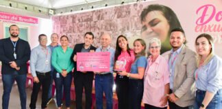 Rede Feminina de Combate ao Câncer recebe doação em apoio ao Outubro Rosa