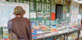 Biblioteca do Centro Pop de Brasília oferece novos horizontes a pessoas em situação de rua
