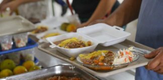 Restaurantes comunitários do DF oferecem duas refeições por turno para a população