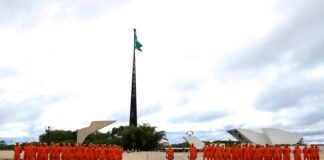 Brasilienses e turistas acompanham troca da Bandeira Nacional organizada pelo GDF