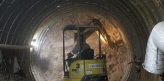 Miniescavadeira, chapas de aço e concreto projetado compõem a base dos túneis do Drenar DF