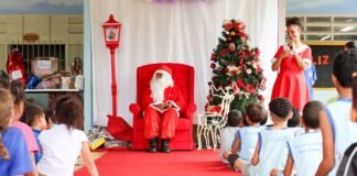 Alunos da rede pública ganham presentes da campanha Papai Noel dos Correios