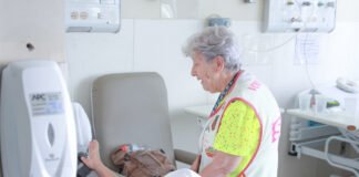 Um exemplo de dedicação e amor como voluntária no Hospital de Base