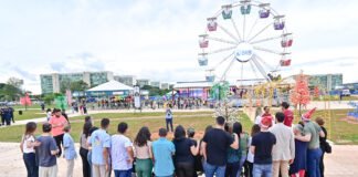 Pacientes psiquiátricos do HBDF visitam o projeto Nosso Natal, na Esplanada