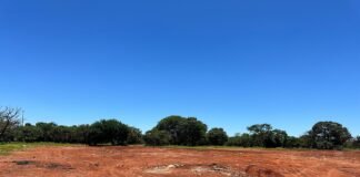 Lixão irregular é limpo na Vila Planalto