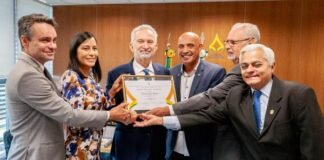CLDF entrega Título de Cidadão Honorário de Brasília ao desembargador Diaulas Ribeiro