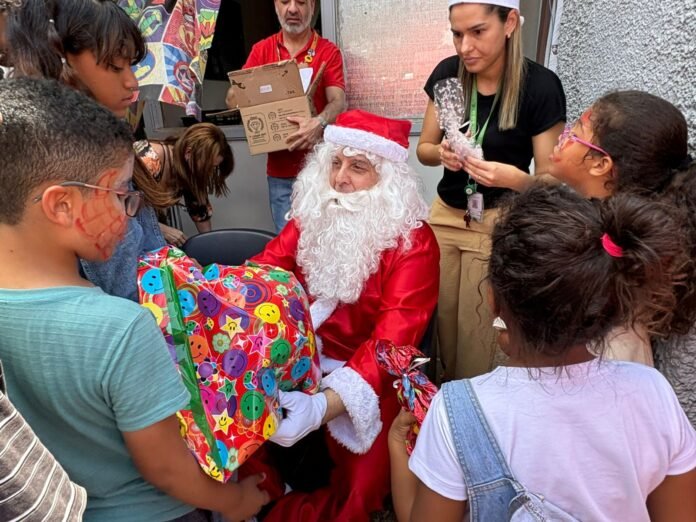 Chegada-do-Papai-Noel-foi-o-momento-mais-esperado-pelos-pacientes-do-CAPSi.-Foto-Aline-Nunes-Agencia-Saude-DF-5.jpeg