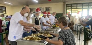 Restaurante Comunitário da QNR tem cardápio especial, brincadeiras, música e vacinação