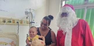 Policial Noel leva alegria e presentes para crianças internadas no Hospital Regional de Santa Maria