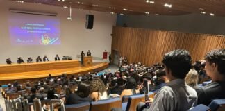 Alunos do projeto Programadores de Futuro recebem certificados de conclusão de curso no DF