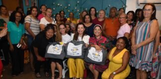 Campanha Fazer o Bem Tá na Moda entrega 100 bolsas para mulheres do Recanto das Emas e do Riacho Fundo II