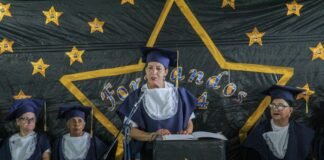 Idosos recebem noções básicas de letramento e participam de formatura simbólica em Brazlândia