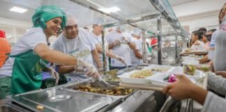 Restaurantes comunitários servem ceia natalina com atrações musicais e Papai Noel