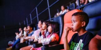 Sessão de cinema especial para famílias do programa Acolher Eles e Elas