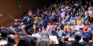 Operários veem a concretização do trabalho na obra do Teatro Nacional durante concerto na Martins Pena